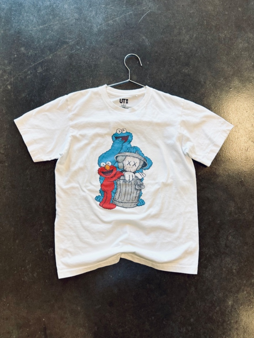 KAWS Sesame Street T-Shirt Mens Small Uniqlo Elmo Cookie Monster Companion